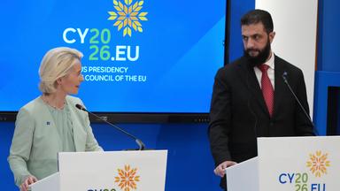 Zypern, Nikosia: Die Präsidentin der Europäischen Kommission, Ursula von der Leyen (l), und der syrische Präsident Ahmad al-Sharaa bei einer Pressekonferenz nach dem EU-Gipfel. Die 27 EU-Staats- und Regierungschefs sprachen auf dem Treffen über die aktuellen Entwicklungen von Russlands Angriffskrieg gegen die Ukraine. Im Anschluss daran berieten die EU-Spitzen mit Regierungschefs aus der Region über die Konflikte im Nahen Osten sowie die daraus resultierende Energiekrise.