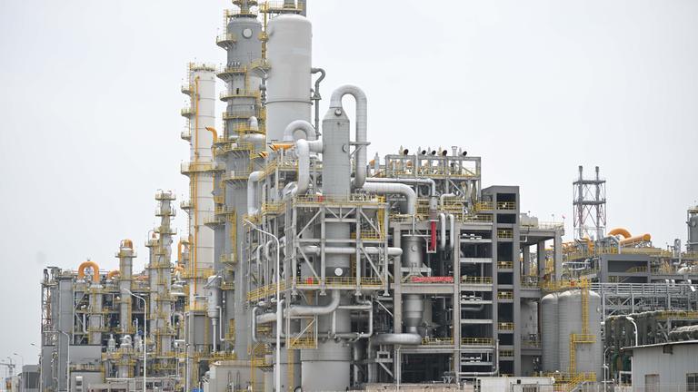 China, Zhanjiang: Die Anlagen des integrierten Standorts der BASF in der südchinesischen Provinz Guangdong. Der deutsche Chemieriese BASF hat am Donnerstag (26.03.2026) seinen riesigen Produktionskomplex in Betrieb genommen und damit das größte Einzelinvestitionsprojekt im Besitz eines deutschen Unternehmens in China abgeschlossen.