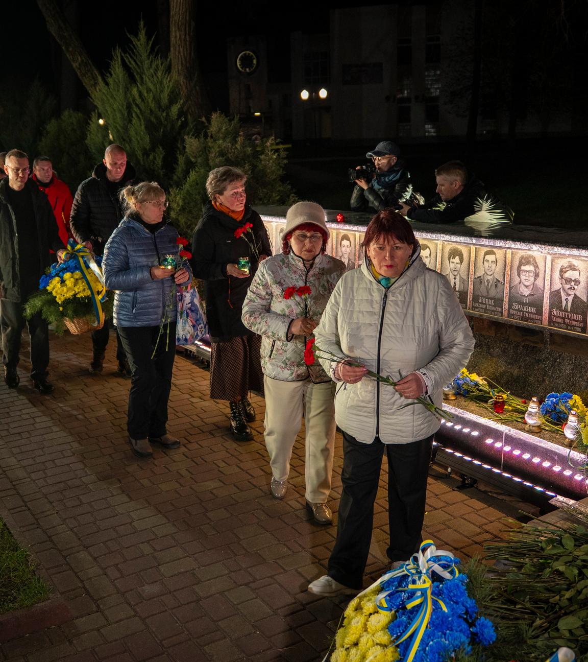 25.04.2026, Ukraine, Slavutych: Menschen legen Blumen zu einem Gedenkgottesdienst für die Feuerwehrleute und Arbeiter nieder, die 1986 bei der Nuklearkatastrophe von Tschernobyl ums Leben gekommen sind. Im ukrainischen Atomkraftwerk Tschernobyl kam es zum bis dahin folgenschwersten Reaktorunfall in der Geschichte d