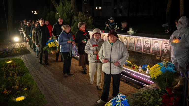 25.04.2026, Ukraine, Slavutych: Menschen legen Blumen zu einem Gedenkgottesdienst für die Feuerwehrleute und Arbeiter nieder, die 1986 bei der Nuklearkatastrophe von Tschernobyl ums Leben gekommen sind. Im ukrainischen Atomkraftwerk Tschernobyl kam es zum bis dahin folgenschwersten Reaktorunfall in der Geschichte d