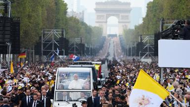  Frankreich, Paris: Papst Leo XIV. trifft auf der Place de la Concorde ein, um dort eine Messe zu feiern.