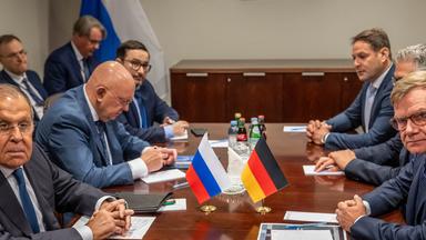  26.09.2026, USA, New York City: Sergej Lawrow (l), Außenminister von Russland,
