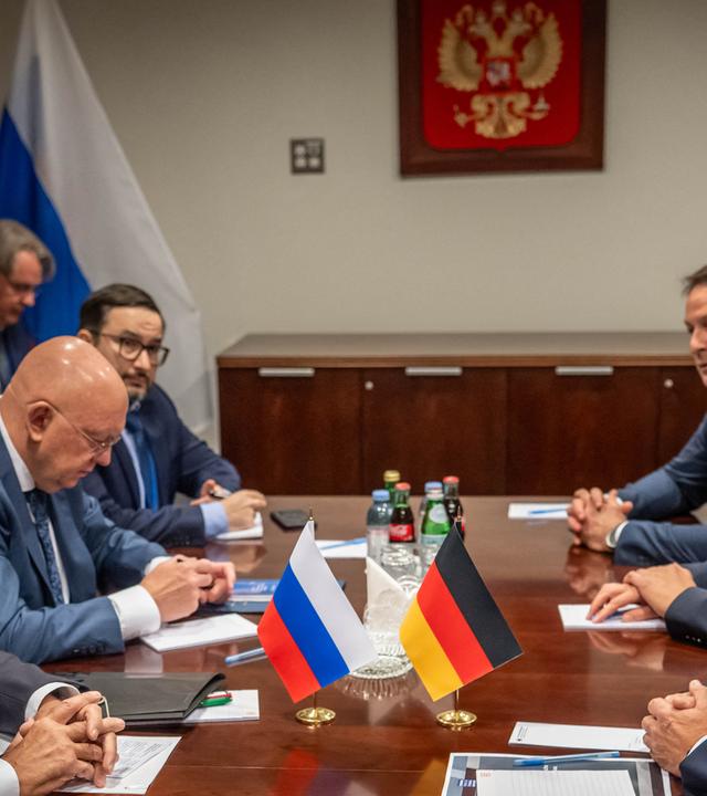  26.09.2026, USA, New York City: Sergej Lawrow (l), Außenminister von Russland,