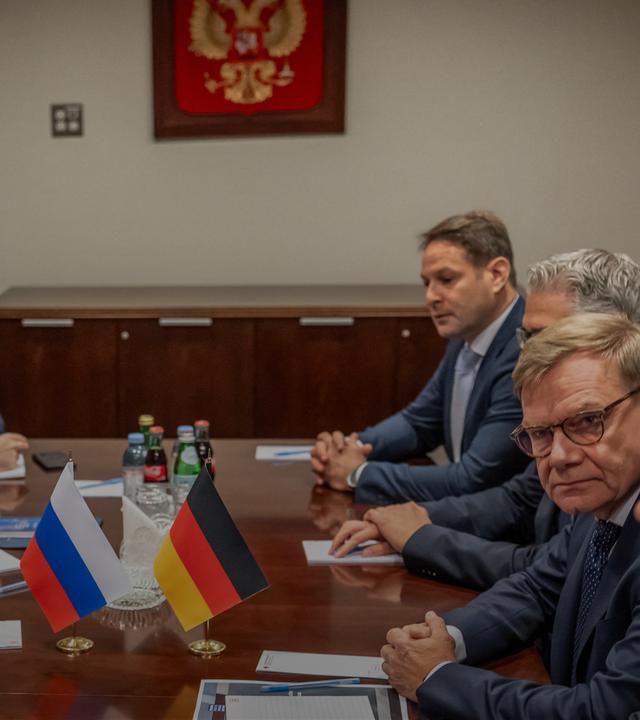  26.09.2026, USA, New York City: Sergej Lawrow (l), Außenminister von Russland,