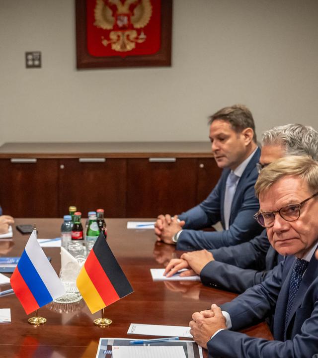  26.09.2026, USA, New York City: Sergej Lawrow (l), Außenminister von Russland,