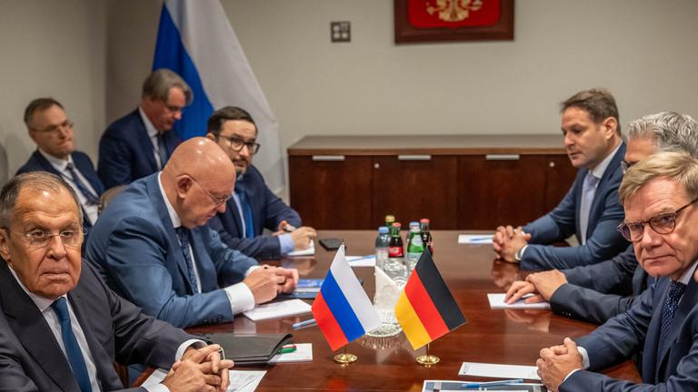  26.09.2026, USA, New York City: Sergej Lawrow (l), Außenminister von Russland,