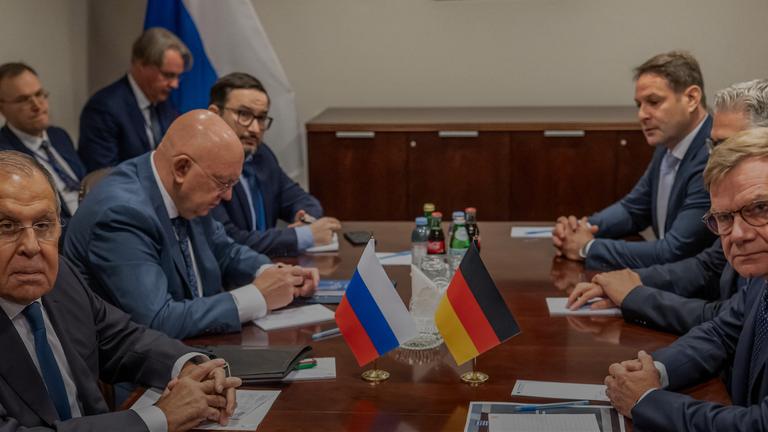  26.09.2026, USA, New York City: Sergej Lawrow (l), Außenminister von Russland,