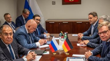  26.09.2026, USA, New York City: Sergej Lawrow (l), Außenminister von Russland,