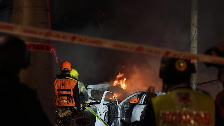 Israelische Ersthelfer treffen am Schadensort in Tel Aviv ein, nachdem iranische ballistische Raketen als Vergeltung für koordinierte US-amerikanisch-israelische Luftangriffe Teile der Stadt getroffen haben.