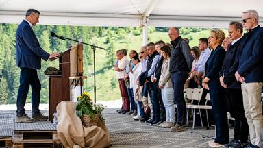 Gemeindemitglieder von Blatten halten mit Einwohnern eine Schweigeminute während einer Gedenkfeier, ein Jahr nach dem Erdrutsch von Blatten. Am 28. Mai 2025 brach der Birkengletscher in Blatten, Lötschental, Wallis, ein und begrub 90 Prozent des bereits evakuierten Dorfes, darunter 130 Häuser und die Pfarrkirche, unter einer Lawine aus Fels, Eis und Geröll. Die Trümmer blockierten den Fluss Lonza, bildeten einen See und sorgten für Überschwemmungen