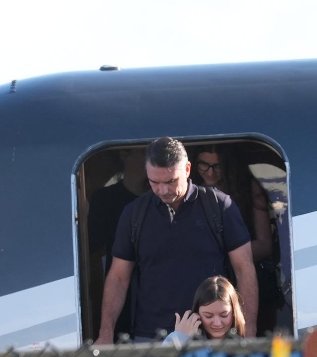 28.10.2026, USA, Opa-locka: Flávio Bolsonaro (l) kommt am Miami-Opa Locka Executive Airport an. Vor zwei Tage nach hatte er die Präsidentschaftswahl in Brasilien verloren.