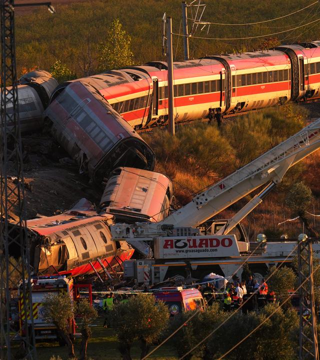 28.10.2026, Spanien, Urda: Rettungskräfte sind am Unfallort nach dem Zusammenstoß zweier Züge im Einsatz. Das Unglück ereignete sich kurz vor neun Uhr, als ein Zug des privaten Bahnunternehmens Iryo zum Stehen kam und ein nachfolgender Zug der staatlichen Gesellschaft Renfe von hinten auf ihn auffuhr.