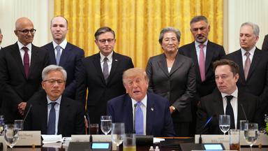 29.09.2026, USA, Washington: US-Präsident Donald Trump spricht im East Room des Weißen Hauses in Washington während eines Treffens mit Führungskräften von KI-Unternehmen.