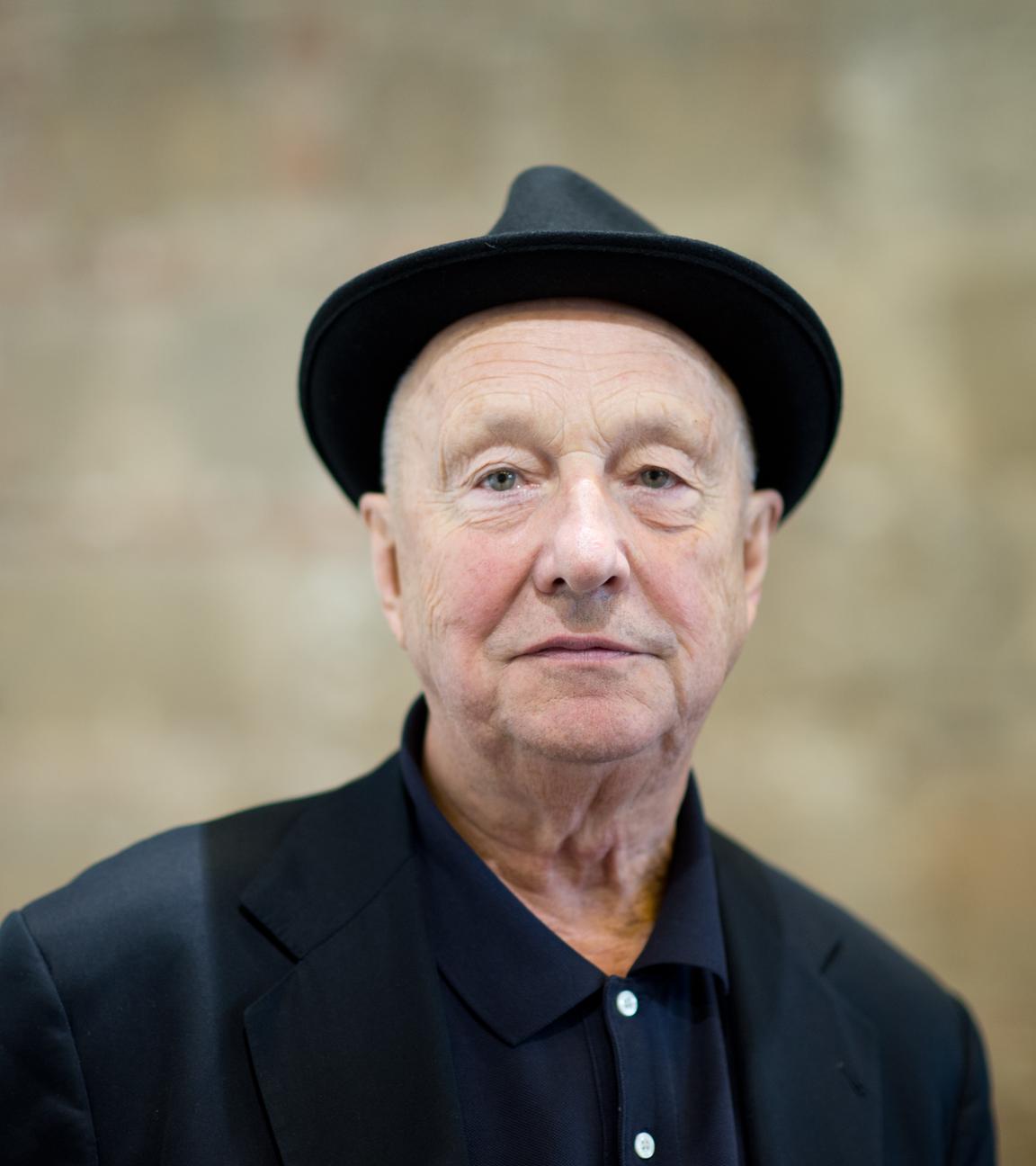 Der Maler und Bildhauer, Georg Baselitz, steht im Residenzschloss in der Ausstellung «Hintergrundgeschichten - Georg Baselitz».
