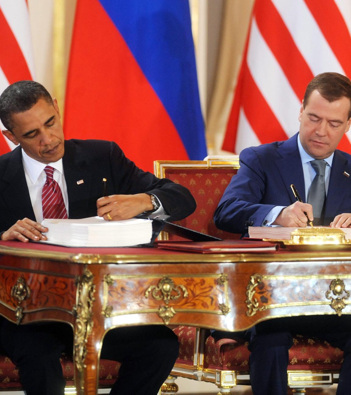 Der damalige russische Präsident Dmitri Medwedew (r) und der damalige US-Präsident Barack Obama unterzeichnen 2010 den Vertrag New Start ein neues russisch-amerikanisches Abkommen zur Abrüstung.