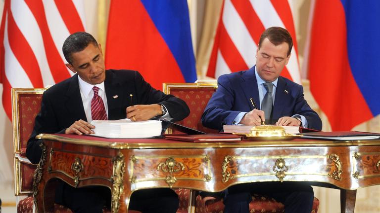 Der damalige russische Präsident Dmitri Medwedew (r) und der damalige US-Präsident Barack Obama unterzeichnen 2010 den Vertrag New Start ein neues russisch-amerikanisches Abkommen zur Abrüstung.