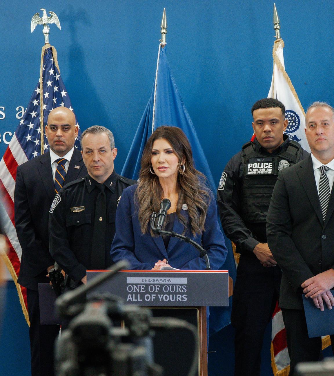 Kristi Noem, die Heimatschutzministerin der USA, zu sehen auf einer Pressekonferenz