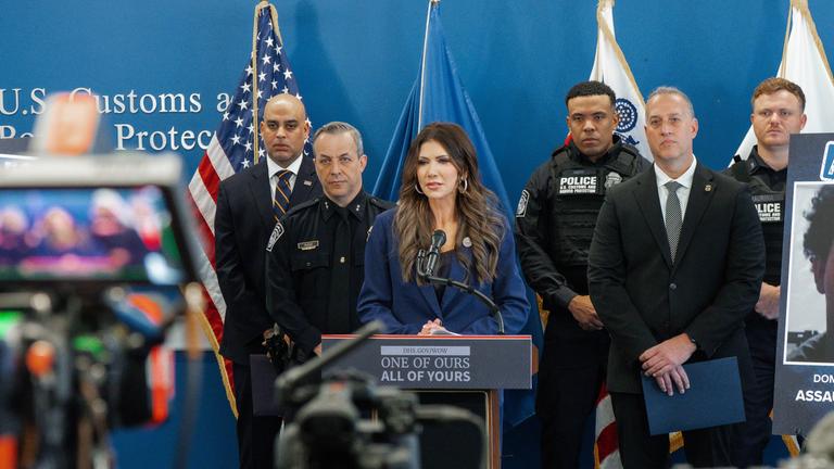 Kristi Noem, die Heimatschutzministerin der USA, zu sehen auf einer Pressekonferenz