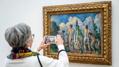 Das Kunstwerk „Baderinnen“ (1890 / Musée d'Orsay, Paris, Schenkung von Baronin Eva Gebhard-Gourgaud, 1965) des französischen Künstlers Paul Cézanne (1839–1906) ist vom 23. Januar bis 25. Mai 2026 in einer Ausstellung in der Fondation Beyeler in Riehen, Schweiz, zu sehen. Die Fondation Beyeler in Riehen zeigt vom 25. Januar bis zum 25. Mai 2026 eine große monografische Ausstellung, die dem französischen Künstler Paul Cézanne gewidmet ist und rund 80 Ölgemälde und Aquarelle aus seiner letzten, bedeutendsten Schaffensphase präsentiert.