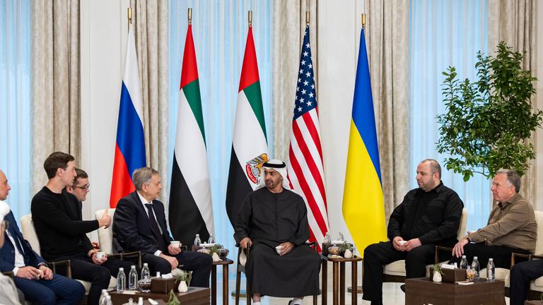 Der Präsident der Vereinigten Arabischen Emirate trifft sich in Abu Dhabi mit Delegationen aus den USA, Russland und der Ukraine