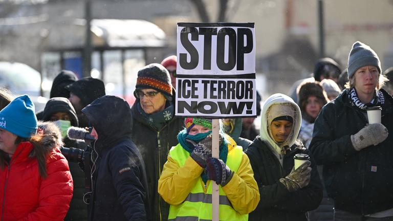 Eine Frau hält ein Schild mit der Aufschrift „Stoppt den Terror der ICE jetzt!“ bei einer provisorischen Gedenkstätte für Alex Pretti im Süden von Minneapolis, Minnesota, USA, am 25. Januar 2026. Pretti, ein 37-jähriger Krankenpfleger auf der Intensivstation, wurde am 24. Januar von US-Grenzschutzbeamten erschossen. Lokale Politiker verurteilten die Schüsse und forderten den Abzug der Bundespolizei, während das Heimatschutzministerium behauptete, die Beamten hätten während eines Kampfes mit einer bewaffneten Person in Notwehr gehandelt.