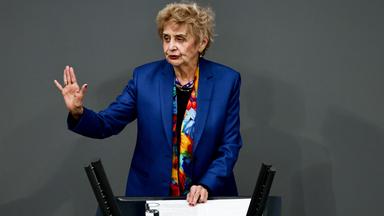 Holocaust survivor Tova Friedman speaks during a commemoration ceremony for the victims of Nazi Germany in the Reichstag building, the seat of the German federal parliament (Bundestag), in Berlin, Germany, 28 January 2026