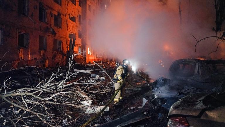 Ein vom Pressedienst der 93. Separaten Mechanisierten Brigade „Kholodnyi Yar“ der ukrainischen Streitkräfte zur Verfügung gestelltes Foto zeigt den Ort des russischen Beschusses eines Wohngebiets in der Stadt Kramatorsk in der Region Donezk, Ukraine, am 8. Februar 2026 während der anhaltenden russischen Invasion. Russische Truppen drangen am 24. Februar 2022 in ukrainisches Gebiet ein und lösten damit einen Konflikt aus, der Zerstörung und eine humanitäre Krise zur Folge hatte.