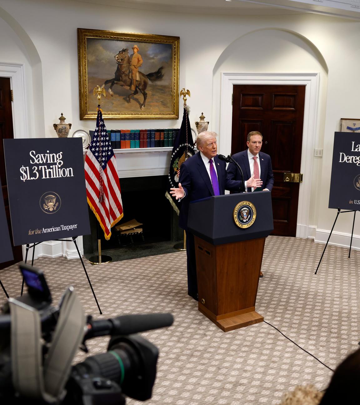 US-Präsident Donald Trump spricht am 12. Februar 2026 in Begleitung von Lee Zeldin, dem Leiter der Umweltschutzbehörde EPA, im Roosevelt Room des Weißen Hauses in Washington, DC, USA. Präsident Trump kündigte an, dass seine Regierung die „Gefährdungsfeststellung” der EPA aus dem Jahr 2009 aufheben werde – ein wegweisender Schritt, der der Behörde ihre primäre gesetzliche Befugnis zur Regulierung von Treibhausgasemissionen im Rahmen des Clean Air Act entzieht.