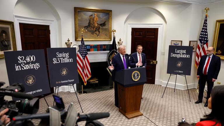 US-Präsident Donald Trump spricht am 12. Februar 2026 in Begleitung von Lee Zeldin, dem Leiter der Umweltschutzbehörde EPA, im Roosevelt Room des Weißen Hauses in Washington, DC, USA. Präsident Trump kündigte an, dass seine Regierung die „Gefährdungsfeststellung” der EPA aus dem Jahr 2009 aufheben werde – ein wegweisender Schritt, der der Behörde ihre primäre gesetzliche Befugnis zur Regulierung von Treibhausgasemissionen im Rahmen des Clean Air Act entzieht.
