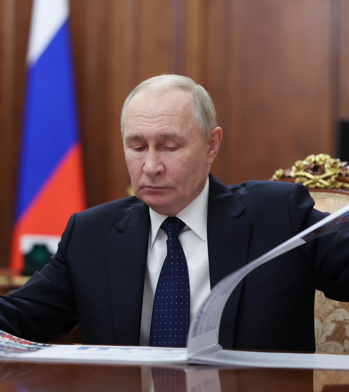 Der russische Präsident Wladimir Putin trifft sich mit dem Gouverneur der Region Orenburg, Jewgeni Solnzew.