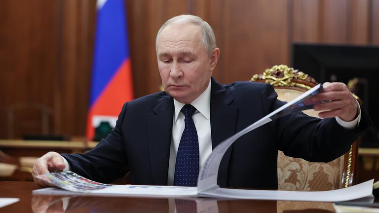 Der russische Präsident Wladimir Putin trifft sich mit dem Gouverneur der Region Orenburg, Jewgeni Solnzew.