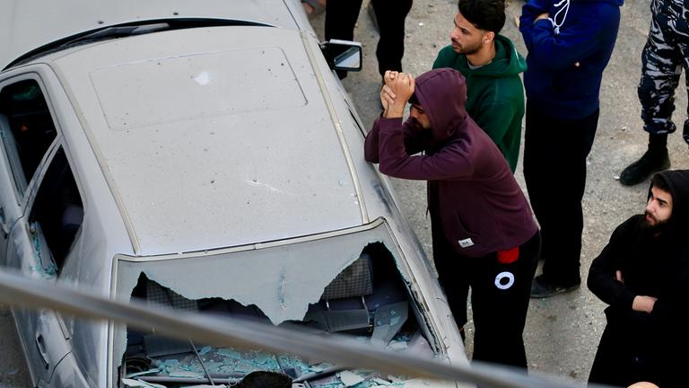 Leute vor Ort nach einem israelischen Luftangriff auf ein Viertel in der Stadt Mieh Mieh in der Nähe von Sidon im Südlibanon