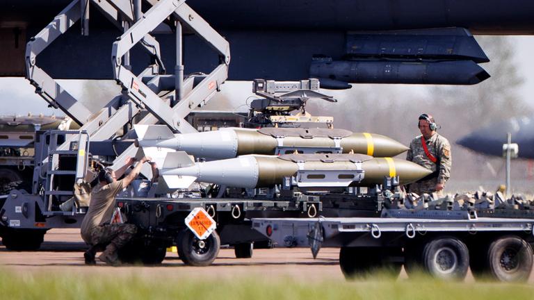 Bomber der US-Air Force waren schon in der Luft, als US-Präsident Trump sie kurz vor Ablauf des Ultimatums stoppte.