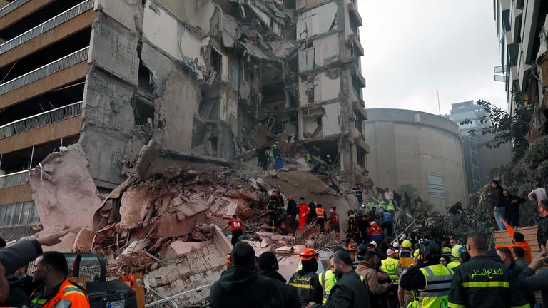 Rettungskräfte suchen nach Vermissten unter den Trümmern eines durch einen israelischen Luftangriff teilweise zerstörten Wohnhauses im Stadtteil Tallet al-Khayat in Beirut, Libanon.