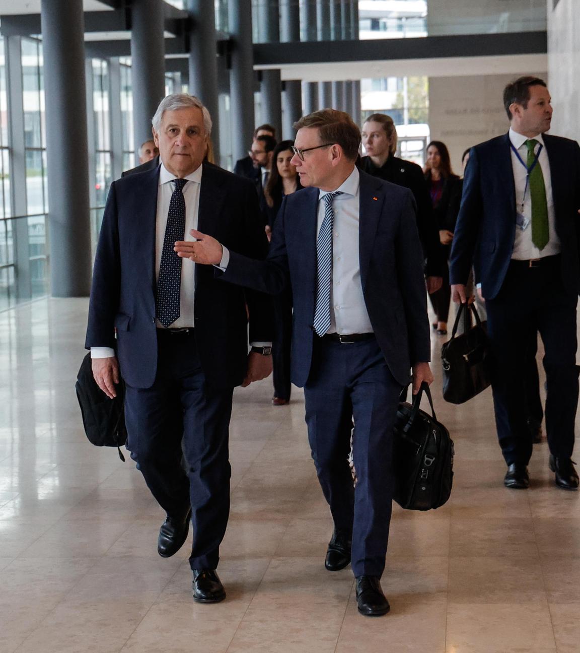 Der italienische Außenminister Antonio Tajani (links) und der deutsche Außenminister Johann Wadephul (rechts) während der Tagung des Rates „Auswärtige Angelegenheiten“ der EU in Luxemburg-Stadt, Luxemburg, am 21. April 2026. Die EU-Außenminister erörtern die Lage im Nahen Osten, einschließlich des Krieges, in den der Iran verwickelt ist, und dessen regionaler Auswirkungen