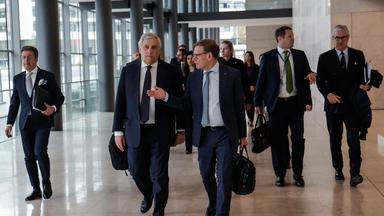 Der italienische Außenminister Antonio Tajani (links) und der deutsche Außenminister Johann Wadephul (rechts) während der Tagung des Rates „Auswärtige Angelegenheiten“ der EU in Luxemburg-Stadt, Luxemburg, am 21. April 2026. Die EU-Außenminister erörtern die Lage im Nahen Osten, einschließlich des Krieges, in den der Iran verwickelt ist, und dessen regionaler Auswirkungen