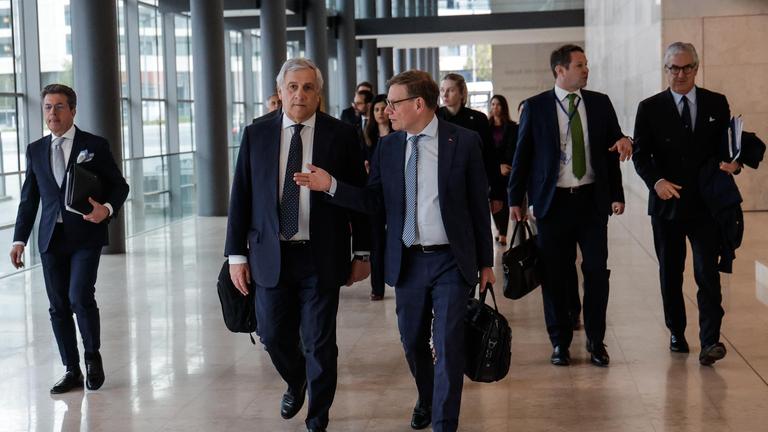 Der italienische Außenminister Antonio Tajani (links) und der deutsche Außenminister Johann Wadephul (rechts) während der Tagung des Rates „Auswärtige Angelegenheiten“ der EU in Luxemburg-Stadt, Luxemburg, am 21. April 2026. Die EU-Außenminister erörtern die Lage im Nahen Osten, einschließlich des Krieges, in den der Iran verwickelt ist, und dessen regionaler Auswirkungen
