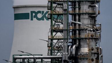 Ein Blick auf die Rohölverarbeitungsanlagen der PCK-Raffinerie in Schwedt, Deutschland, am 11. Mai 2026. Die PCK-Raffinerie versorgt vor allem Berlin und Brandenburg mit Kraftstoffen wie Benzin, Diesel und Kerosin. Die deutsche Wirtschafts- und Energieministerin Katherina Reiche kündigte bei ihrem Besuch an, dass die Regierung ein Projekt zur Erweiterung der Kapazitäten der Raffinerie zur Herstellung von elektrischem nachhaltigem Flugkraftstoff (e-SAF) unterstützt.