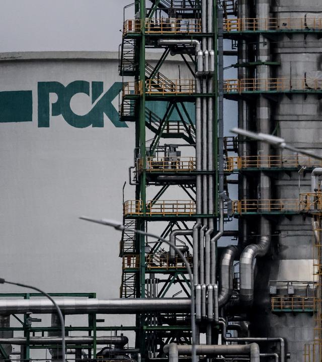 Ein Blick auf die Rohölverarbeitungsanlagen der PCK-Raffinerie in Schwedt, Deutschland, am 11. Mai 2026. Die PCK-Raffinerie versorgt vor allem Berlin und Brandenburg mit Kraftstoffen wie Benzin, Diesel und Kerosin. Die deutsche Wirtschafts- und Energieministerin Katherina Reiche kündigte bei ihrem Besuch an, dass die Regierung ein Projekt zur Erweiterung der Kapazitäten der Raffinerie zur Herstellung von elektrischem nachhaltigem Flugkraftstoff (e-SAF) unterstützt.