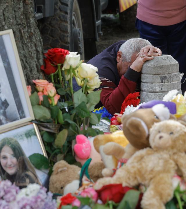 Menschen trauern um die Opfer eines russischen Luftangriffs auf Kiew