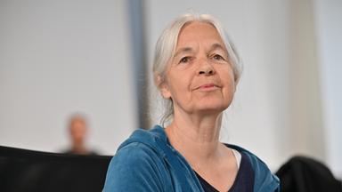 Die Angeklagte Daniela Klette sitzt im provisorischen Gerichtssaal des Amtsgerichts Verden in Verden-Eitze.