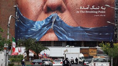 Iraner fahren am 28. Mai 2026 am Valiasr-Platz in Teheran, Iran, an einer großen Anti-US-Plakatwand vorbei, auf der US-Präsident Donald Trump und die Straße von Hormus zu sehen sind. US-Präsident Donald Trump gab kürzlich bekannt, dass ein mögliches Friedensabkommen zur Beendigung des Konflikts und zur Wiederöffnung der Straße von Hormus weitgehend durch pakistanische Vermittler ausgehandelt worden sei. Seitdem haben die USA jedoch neue Luftangriffe im Süden des Iran gestartet.