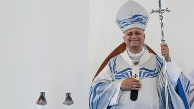 Papst Leo XIV. feiert während seines Pastoralbesuchs auf der Insel Lampedusa in Süditalien eine Heilige Messe mit dem Bildnis der Muttergottes von Portosalvo.