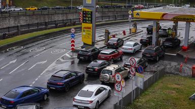 Autos stehen am 9. Juli 2026 an einer Rosneft-Tankstelle in Moskau, Russland, Schlange. Eine durch Angriffe auf Raffinerien ausgelöste Kraftstoffkrise in Russland hat in mehr als der Hälfte der Regionen zu Versorgungsengpässen und einem starken Preisanstieg an den Tankstellen geführt. Die Regierung hat ein vollständiges Exportverbot für Kraftstoffe verhängt und den Verkehr mit Euro-3-Benzin genehmigt. Laut Rosstat stiegen die Benzinpreise in Russland vom 30. Juni bis zum 6. Juli um 2,11 Prozent, während die Dieselpreise um 3,35 Prozent zulegten.