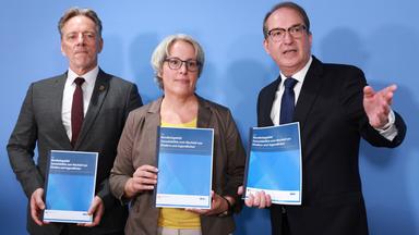 epa13124185 (v. l. n. r.) Holger Münch, Präsident des Bundeskriminalamts (BKA), Kerstin Claus, Unabhängige Bundesbeauftragte der Bundesregierung für Fragen des sexuellen Missbrauchs von Kindern, und der deutsche Innenminister Alexander Dobrindt posieren mit dem Bericht während einer Pressekonferenz im Rahmen der Bundespressekonferenz in Berlin am 21. Juli 2026. Die Pressekonferenz fand statt, um einen Bericht über Sexualstraftaten gegen Kinder und Jugendliche im Jahr 2025 vorzustellen. EPA/CLEMENS BILAN