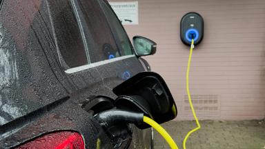E-Auto wird an Wallbox aufgeladen