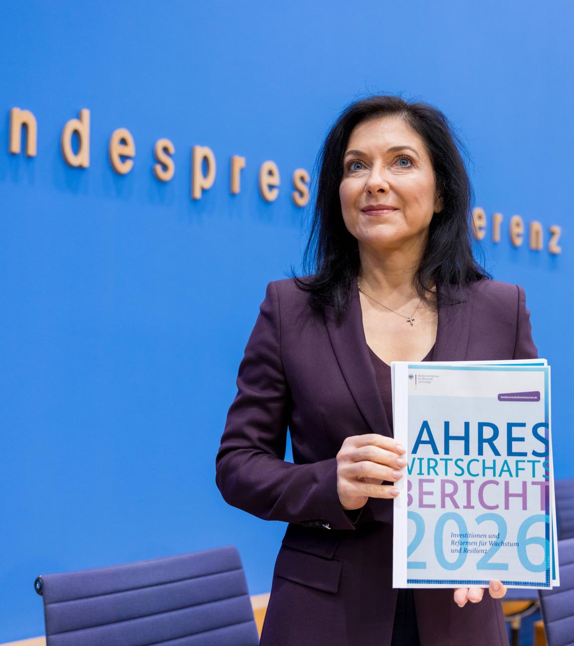 Die Bundesministerin für Wirtschaft und Energie, Katherina Reiche, präsentiert den Jahreswirtschaftsbericht 2026 der Bundesregierung vor der Presse.