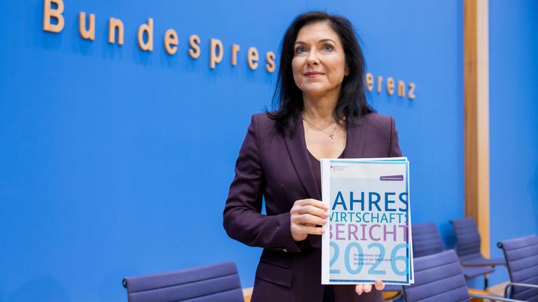 Die Bundesministerin für Wirtschaft und Energie, Katherina Reiche, präsentiert den Jahreswirtschaftsbericht 2026 der Bundesregierung vor der Presse.