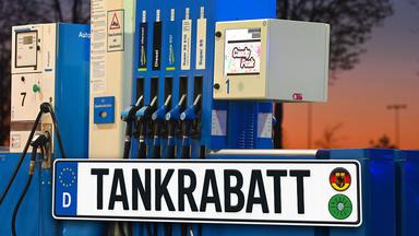 FOTOMONTAGE:Themenfoto Tankrabatt der Bundesregierung. Explodierende Spritpreise wegen Iran Krieg dauern an. Benzinpreise an einer Tankstelle in Muenchen.