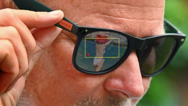 Smartglasses fangen heimlich eine Frau im Bikini am Strand ein.